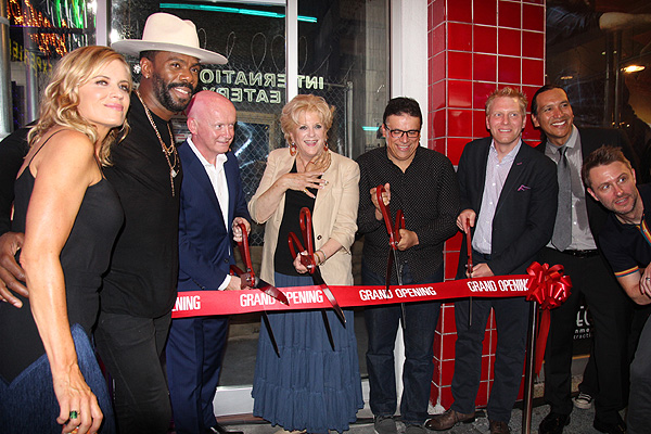 Fear the Walking Dead cast members executives and Mayor Carolyn Goodman cut the ribbon during the grand opening event 8.29 credit Fremont Street Experience