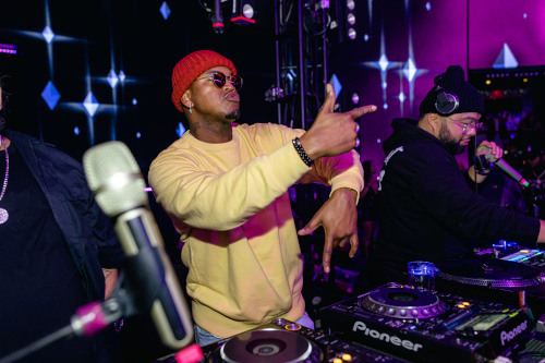 Ne Yo in the DJ booth at Drais Nightclub 1 1 23