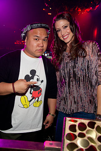Shannon_Elizabeth_and_DJ_Five_at_TAO
