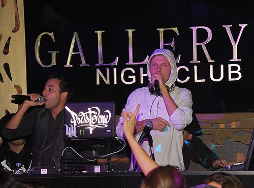 Nick_Carter_and_Howie_Dorough_Performing_at_Gallery