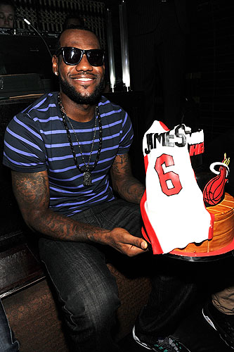 LeBron_James_with_cake_at_LAVO