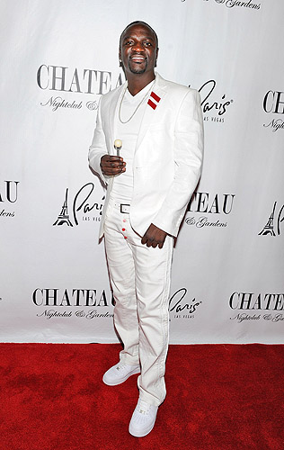 Akon_poses_with_Couture_Pop_on_the_red_carpet_before_heading_into_Chateau_Nightclub__Gardens