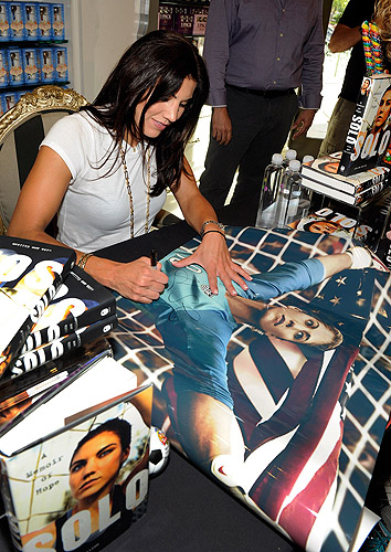 Hope_Solo_signing_poster_inside_Sugar_Factory