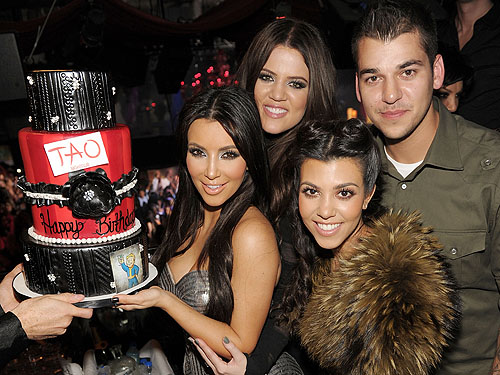 Kim_Kardashian_with_cake_Khloe_Kourtney__Rob_Kardashian_at_TAO_LV_with_FALLOUT_NEW_VEGAS