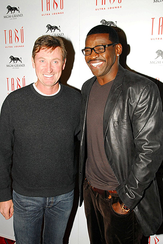 Wayne_Gretzky_and_Michael_Irvin_at_Tabu_Ultra_Lounge_Las_Vegas_10.14.11