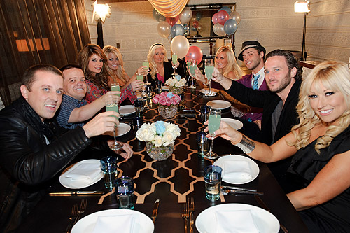 Holly_Madison_and_friends_toast_with_Hpnotiq_at_LAVO