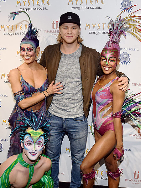 Vegas Golden Knights forward William Karlsson poses with artists from Mystère by Cirque du Soleil
