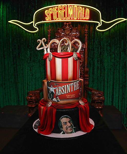 ABSINTHE Celebrates 4000th Performance with Cake from Freeds Bakery credit Gabe Ginsberg for Spiegelworld