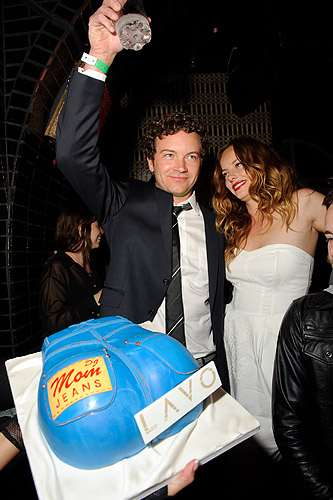 Danny_Masterson_and_Bijou_Phillips_with_cake_at_LAVO_LV