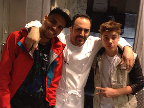 Chris_Brown_Chef_Barry_Dakake_and_Justin_Bieber_at_N9NE_Steakhouse_in_Palms_Resort_Casino_in_Las_Vegas_5.20.12