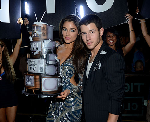 Nick Jonas and Olivia Culpo Birthday Cake 2 Hakkasan LV Nightclub