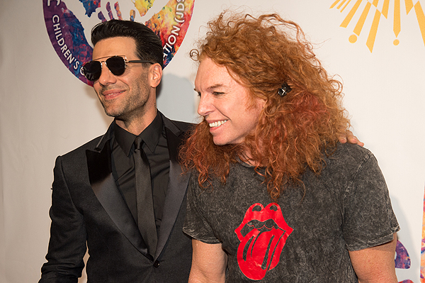 Criss Angel and Carrot Top on the gold carpet at Criss Angel HELP Sept 12 2016 Tom Donoghue